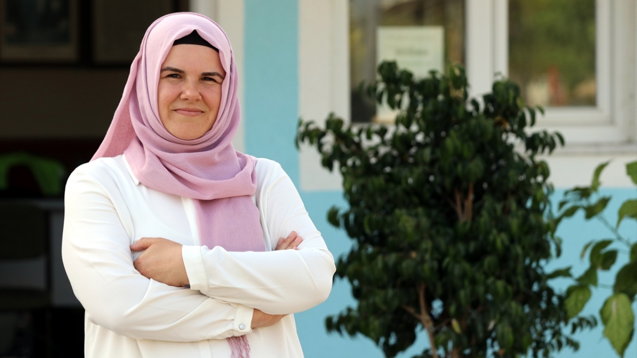 Babaeski ilçesine bağlı Alpullu beldesinin Şeker Mahallesi Muhtarı Selda Aker (38) görevini sürdürüyor.