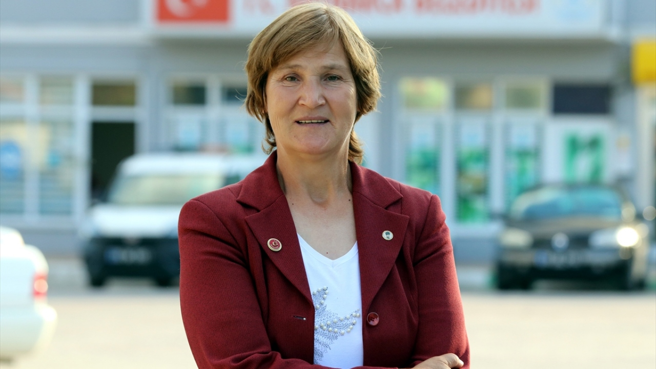 Pınarhisar ilçesine bağlı Kaynarca beldesinin Akarlar Mahallesi Muhtarı Gülseren Kiracı, görevini sürdürüyor.