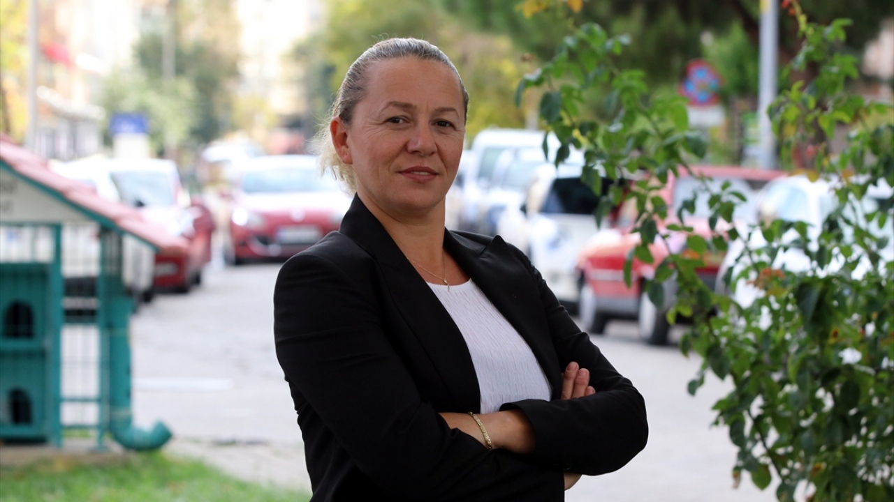 Kırklareli`nin Lüleburgaz ilçesinin Kocasinan Mahalle Muhtarı Esra Birol, görevini sürdürüyor.