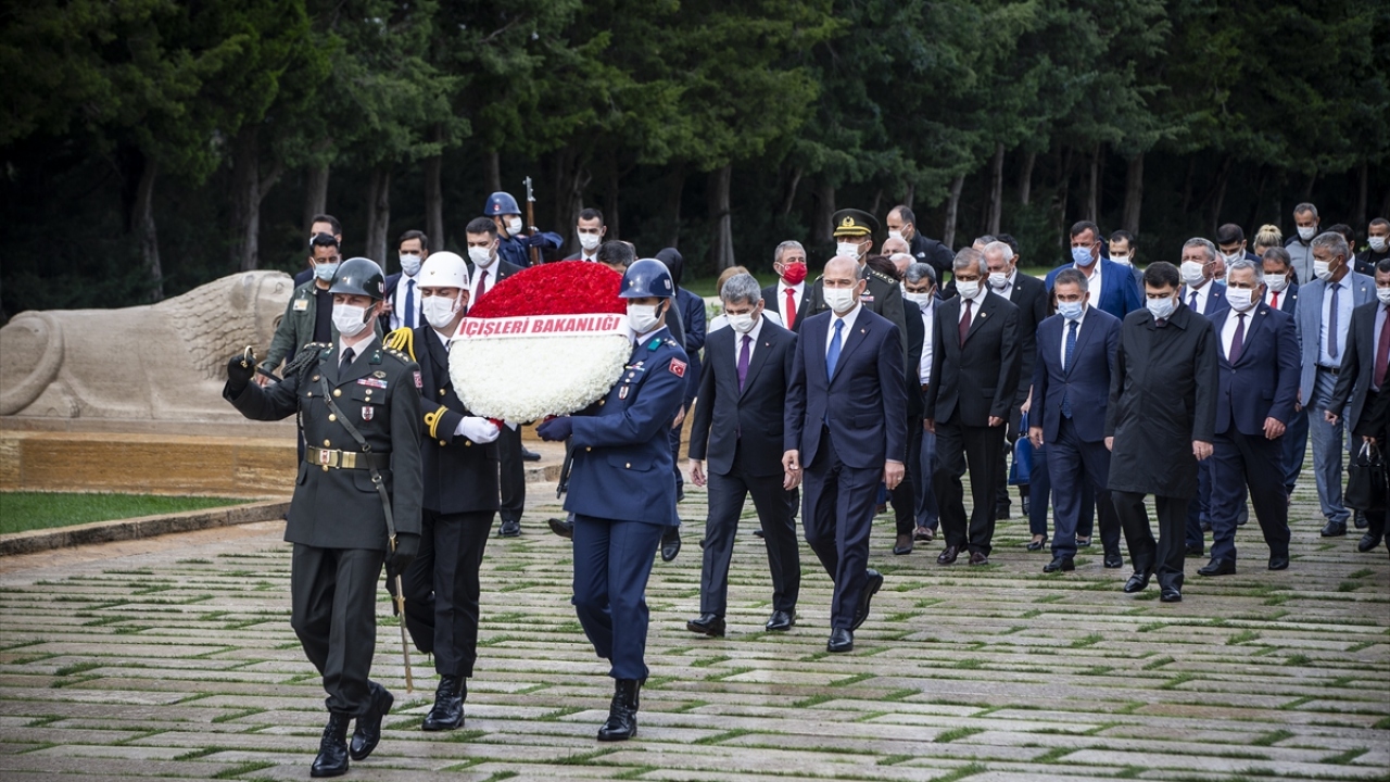 İçişleri Bakanı Süleyman Soylu, Bakan Yardımcısı Muhterem İnce, Ankara Valisi Vasip Şahin`in yer aldığı heyet ve beraberlerindeki muhtarlar, Aslanlı Yol`dan yürüyerek Atatürk`ün mozolesine geldi.