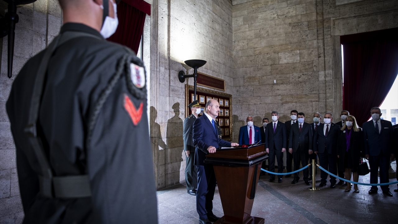 Daha sonra Misak-ı Milli Kulesi`ne geçen Soylu, Anıtkabir Özel Defteri`ni imzaladı.