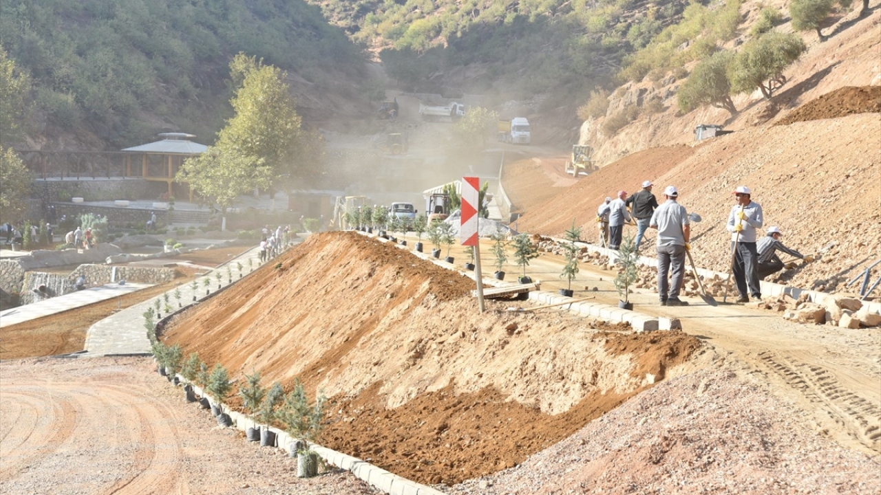 Konuşmaların ardından vatandaşların da katılımıyla 3 bin 500 fidanın dikimi gerçekleştirildi.