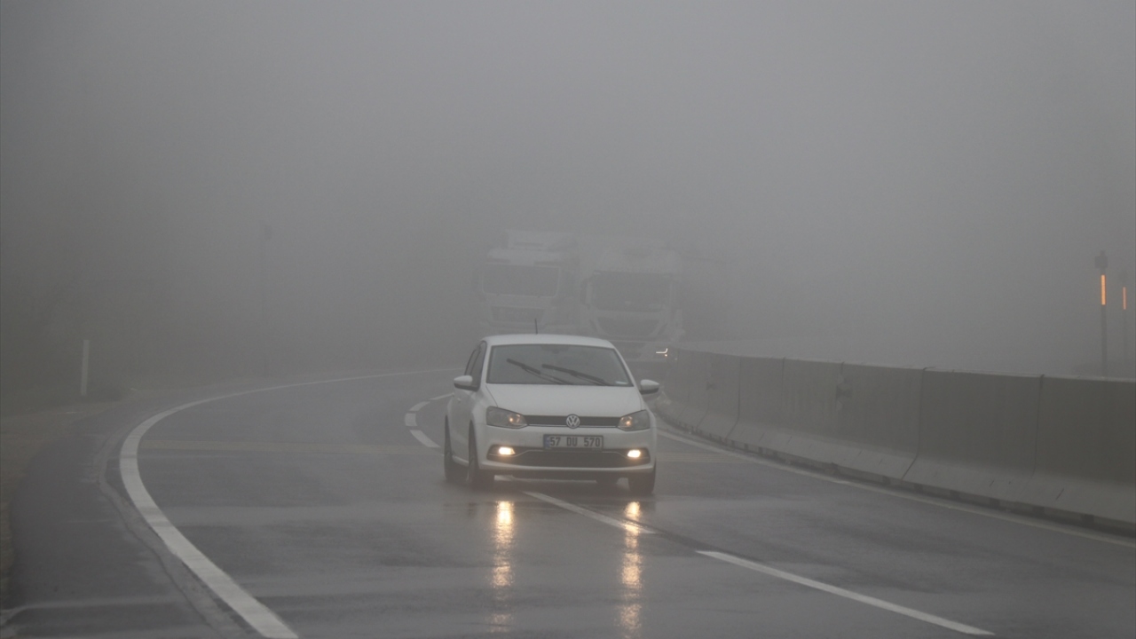 D-100 kara yolu Bolu Dağı geçişinin Düzce kesimlerinde etkili olan sağanak ve sis, görüş mesafesinin düşmesine neden oldu.