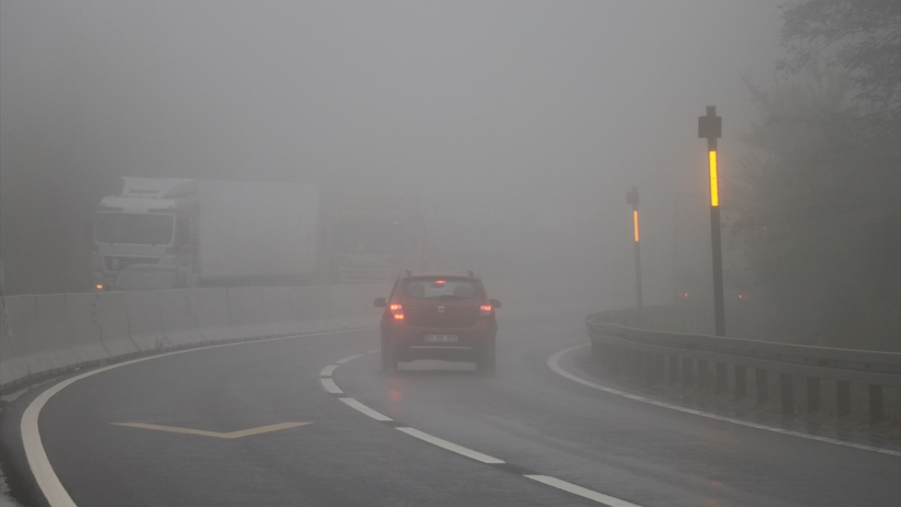 Anadolu Otoyolu`nun Bolu Dağı Tünel viyadükleri ve tünel kesiminde de yoğun sis etkili oluyor.