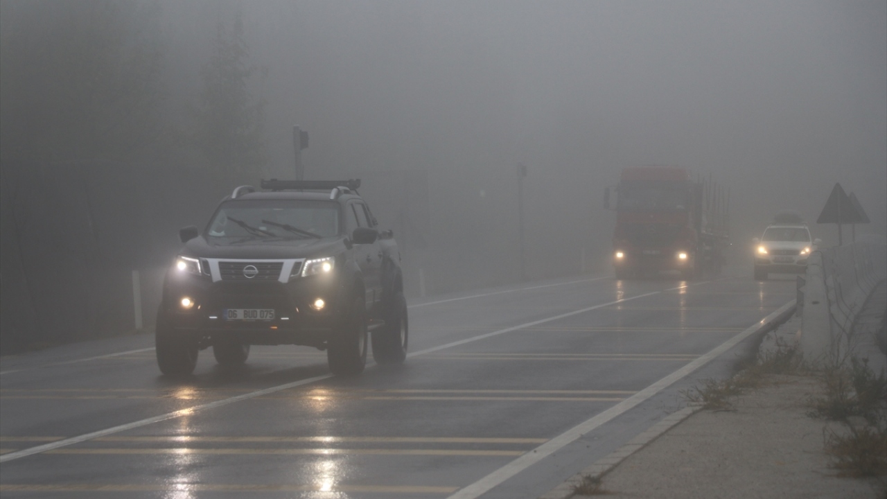 Otoyoldaki elektronik levhalar ile sürücüler yoğun sise karşı tedbirli olmaları yönünde bilgilendiriliyor. 