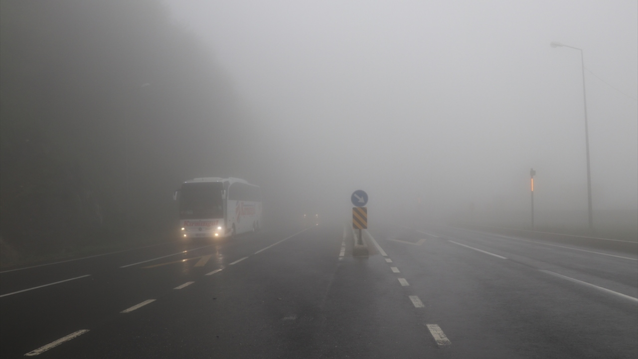 Bazı sürücüler araçlarının flaşörlerini yakarak kara yolunda seyrediyor. 