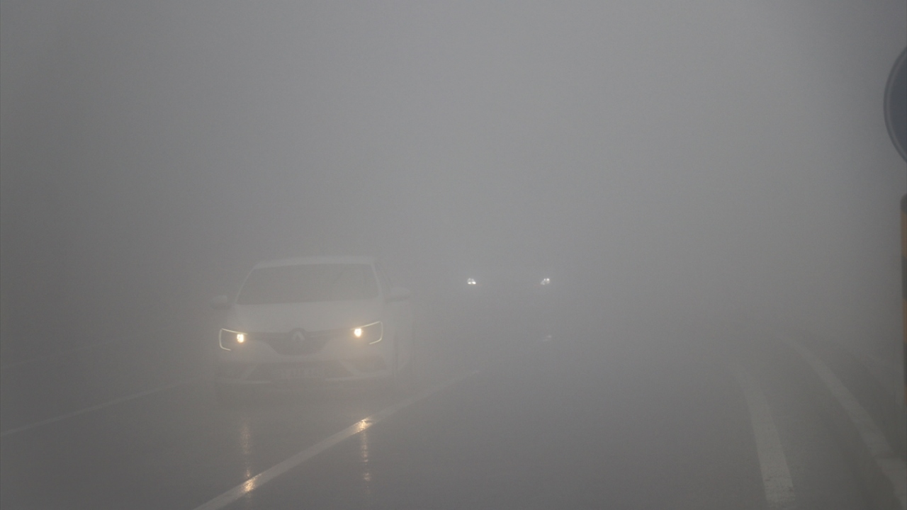 Bölgede ring halinde bulunan polis ve kara yolları ekipleri, sürücüleri yakın takip ve aşırı hız yapmamaları konusunda uyarıyor. 