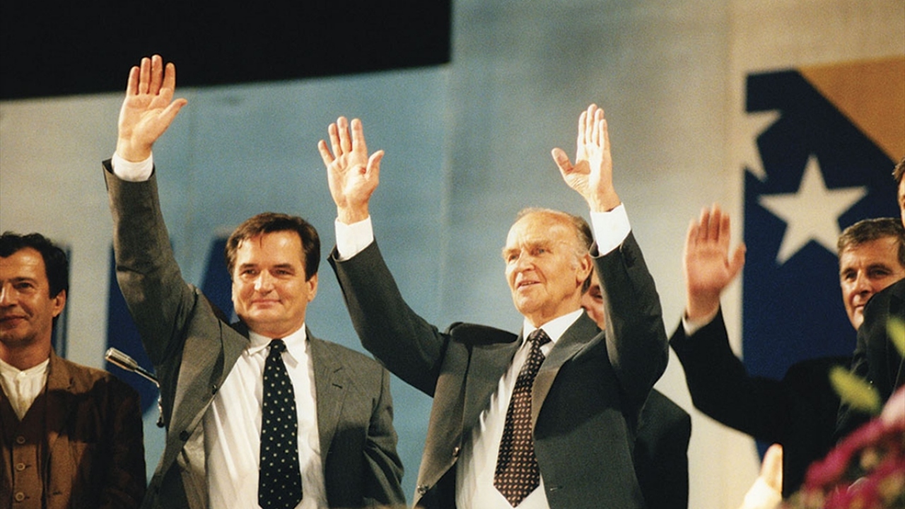 Aliya İzzetbegoviç (sağ 2), eski Bosna Hersek Üçlü Devlet Başkanlığı Konsey Başkanı Harıs Sılaycıc`le birlikte. (Arşiv)