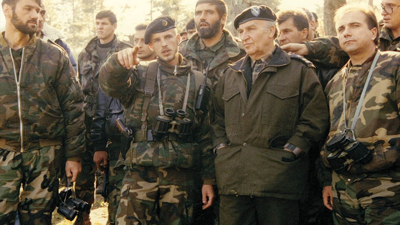 Aliya İzzetbegoviç (sağ 2), Zenıca kentindeki 7. Müslüman Tugayı Komutanı Şerif Patkovıc`den bilgi alırken. (Arşiv)