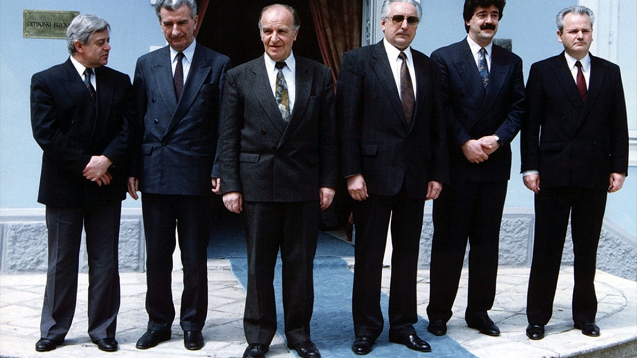 Aliya İzzetbegoviç (sol 3), Slobadan Milosevic (sağda) ve diğer liderler. (Arşiv)