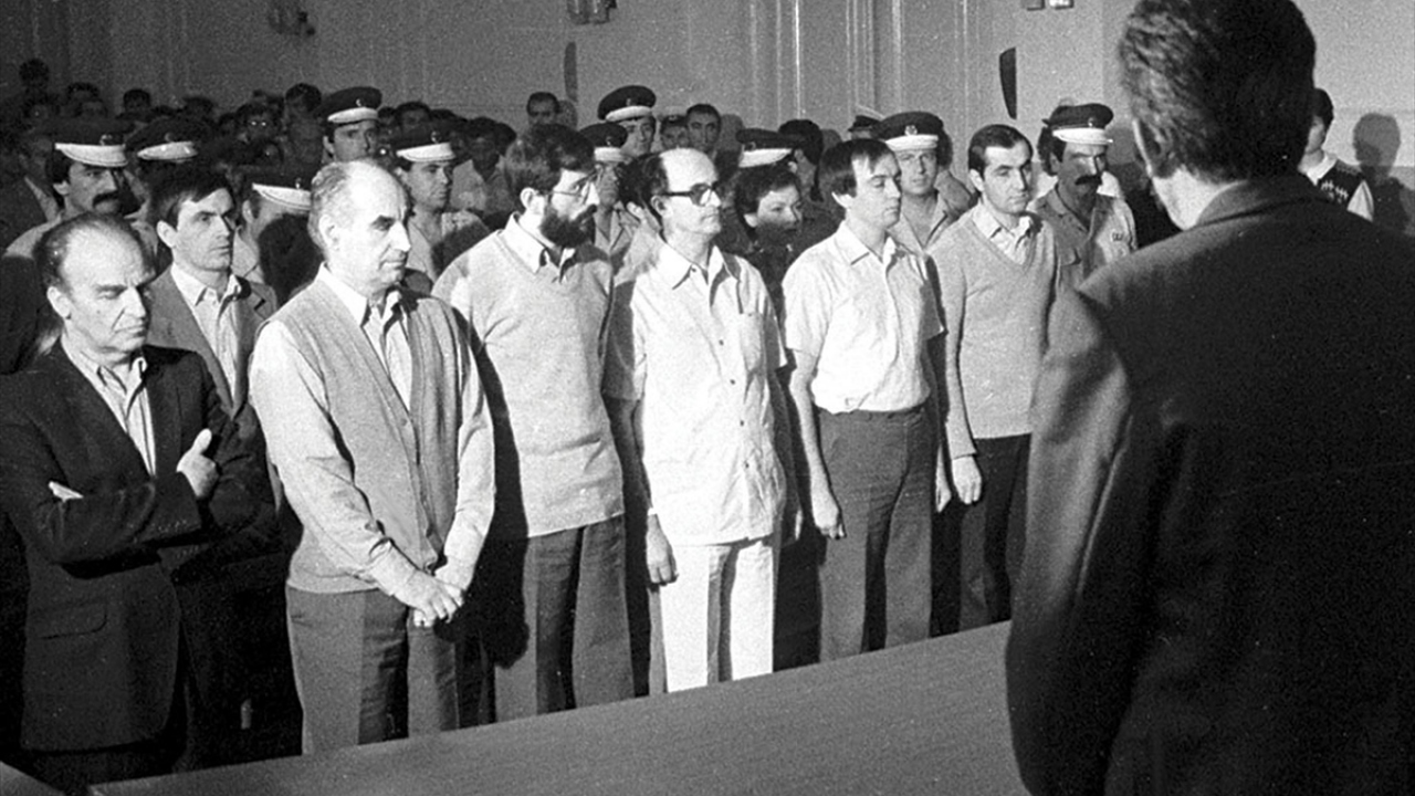 Aliya İzzetbegoviç (solda), Eski Yugoslavya döneminde "Genç Müslümanlar Teşkilatı" davasında yargılanırken. (Arşiv)