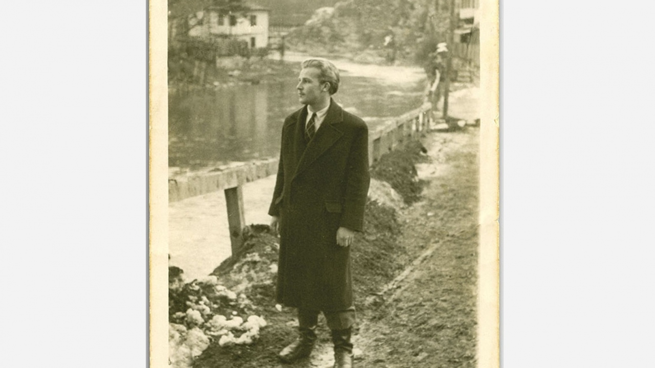 Aliya İzzetbegoviç`in gençliğinden bir fotoğraf karesi. (Arşiv)