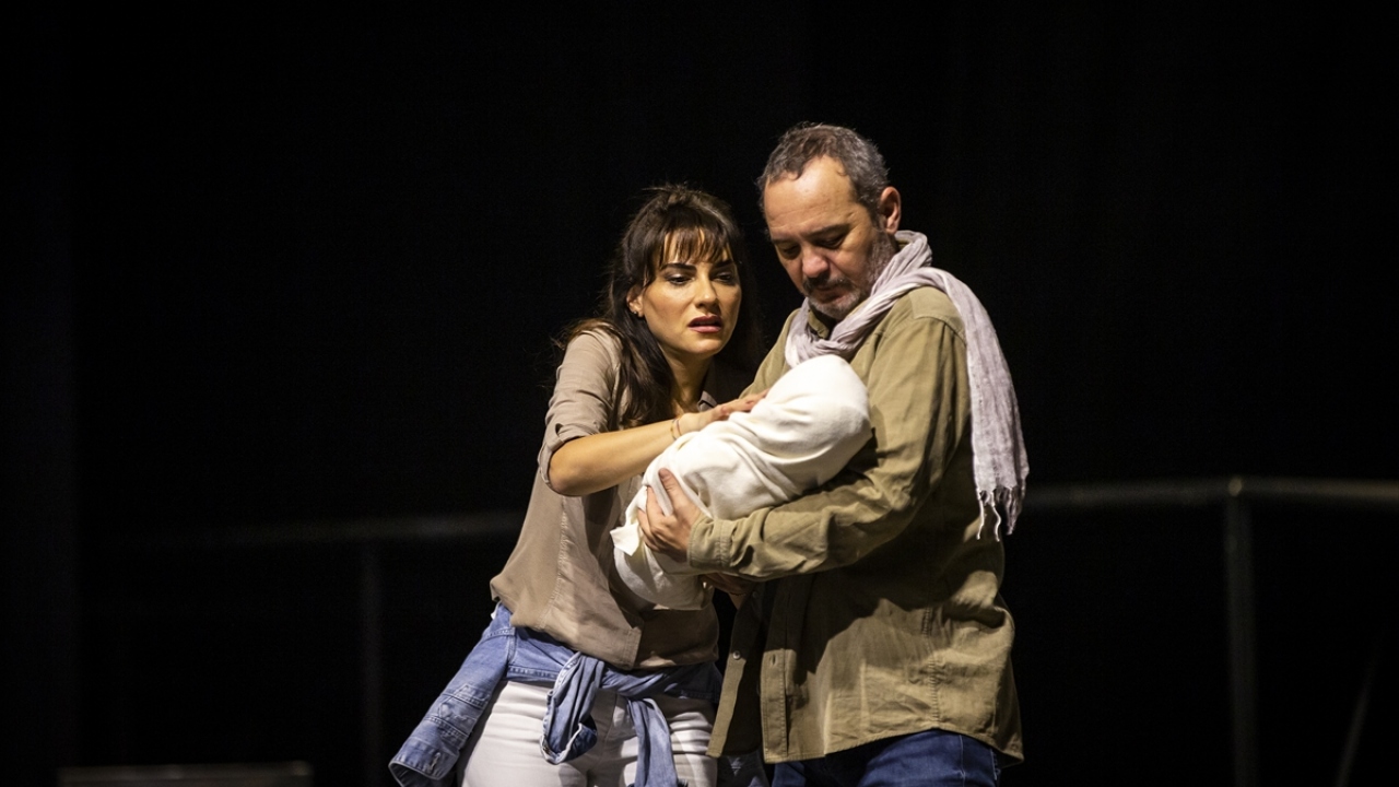 Cahit Berkay`ın müziği ile Kemal Günüç`ün besteleri tiyatroda