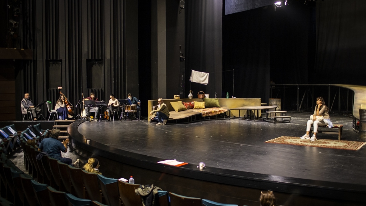 "Tiyatronun bizi iyileştireceğini düşünüyorum"