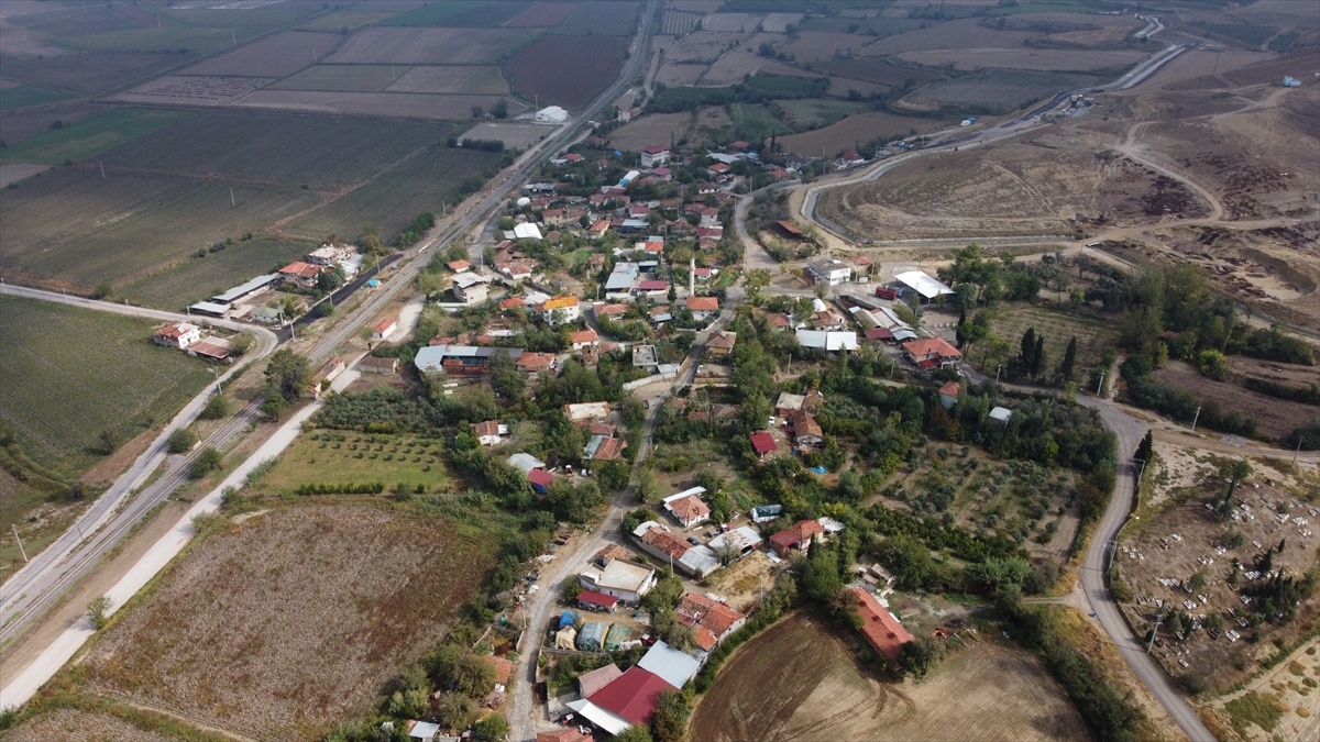 Kentte sabah saatlerinde başlayan sağanağın ardından etkili olan dolu, Aşağışamlı ve Üzerlik mahallesi sakinlerine zor anlar yaşattı. 