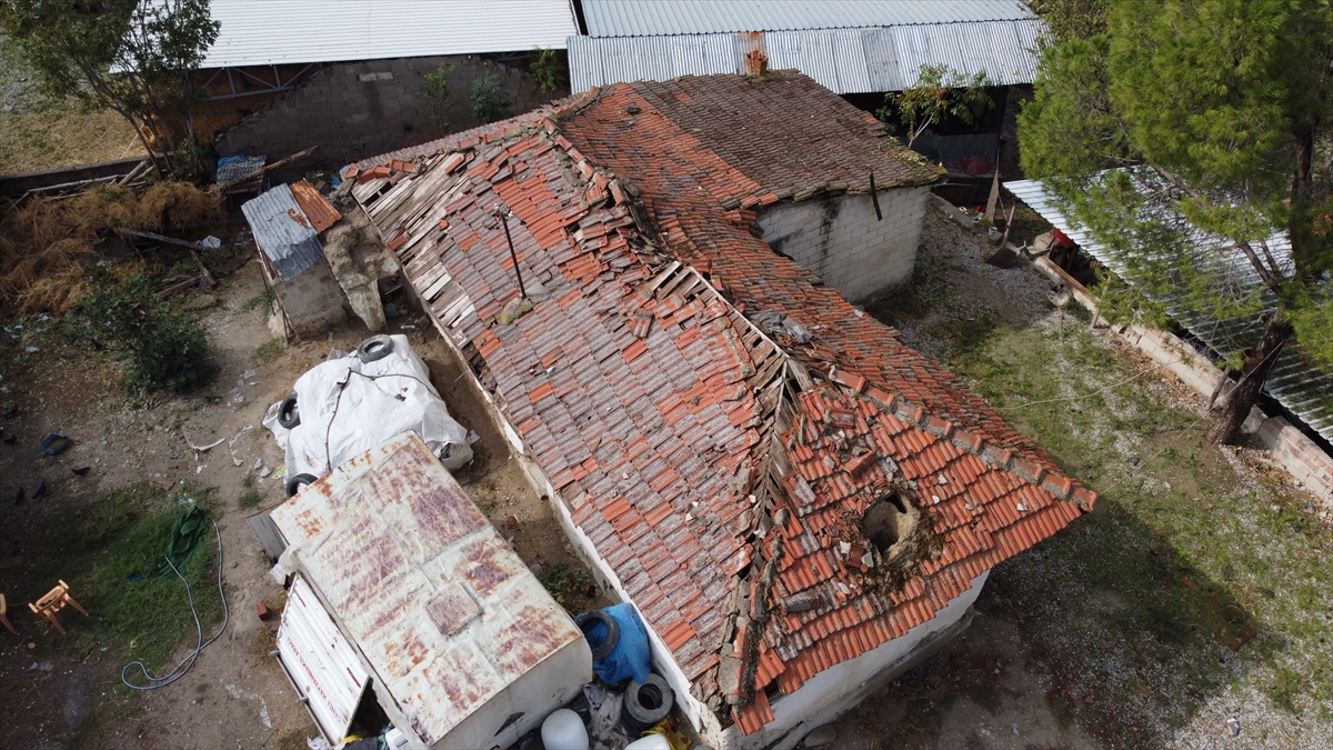 Bazı araçların kaportalarında göçük meydana gelirken camları kırıldı. Bölgede evlerin dış cephelerinde, çatılarında ve güneş enerjisi sistemlerinde de hasar oluştu. 