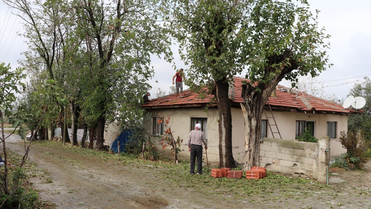 Ahırında ve evinin çatısında zarar oluşan Ramazan Özkurt, daha önce böyle bir dolu yağışı görmediğini söyledi. 