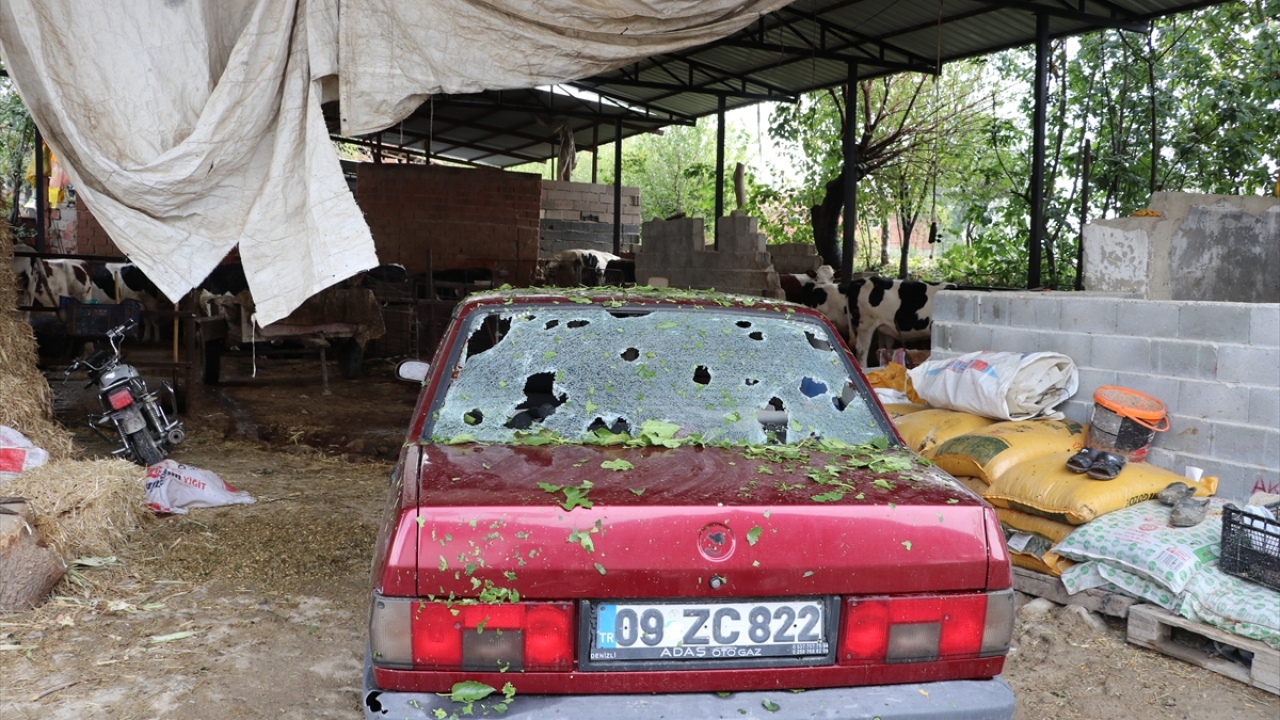 Ramazan Özaydın, kapalı alana götürmek isterken aracının camının kırıldığını söyledi. 