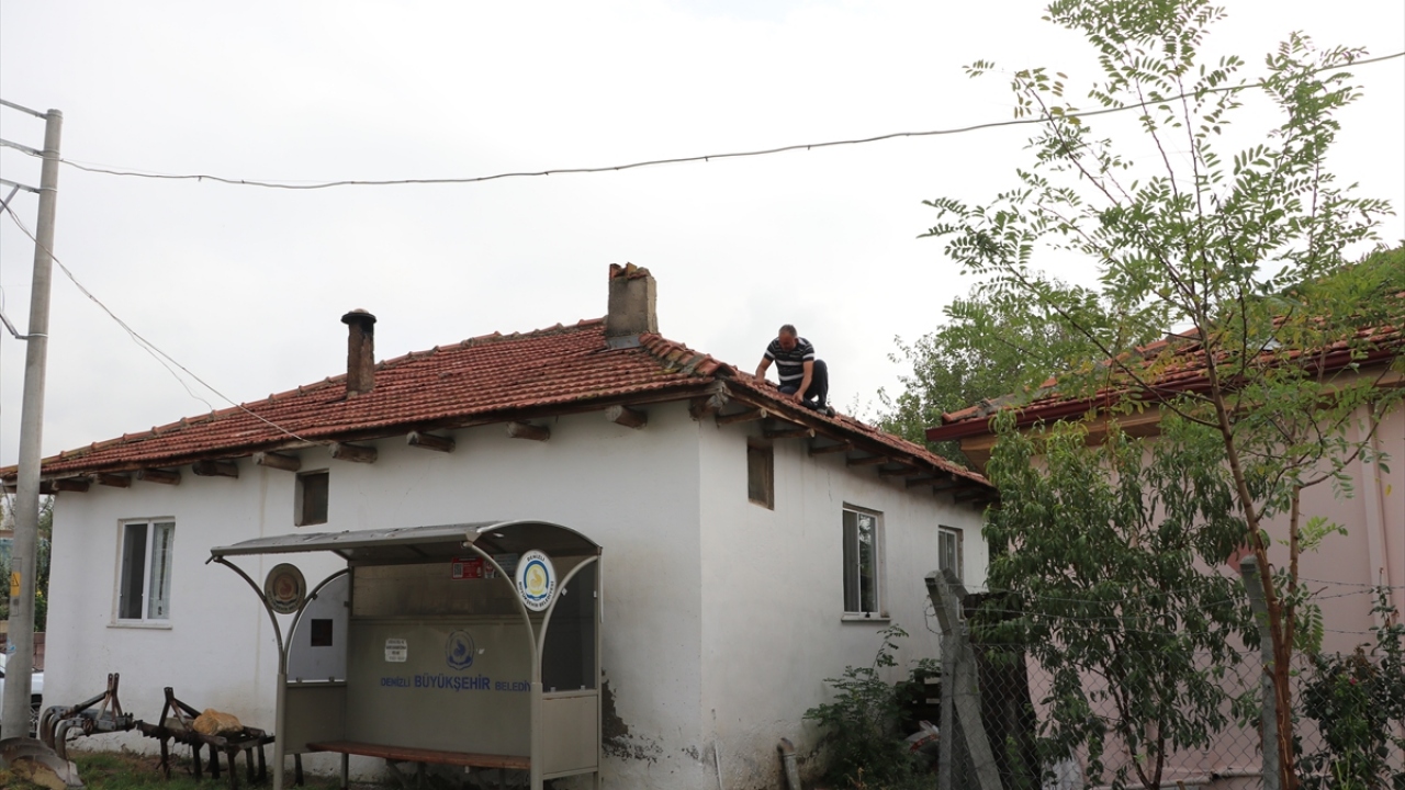 Zararının büyük olduğunu anlatan Özkurt, "Dolu, yumurtadan büyüktü. Cesaret edip dışarı çıkamadık." ifadelerini kullandı. 