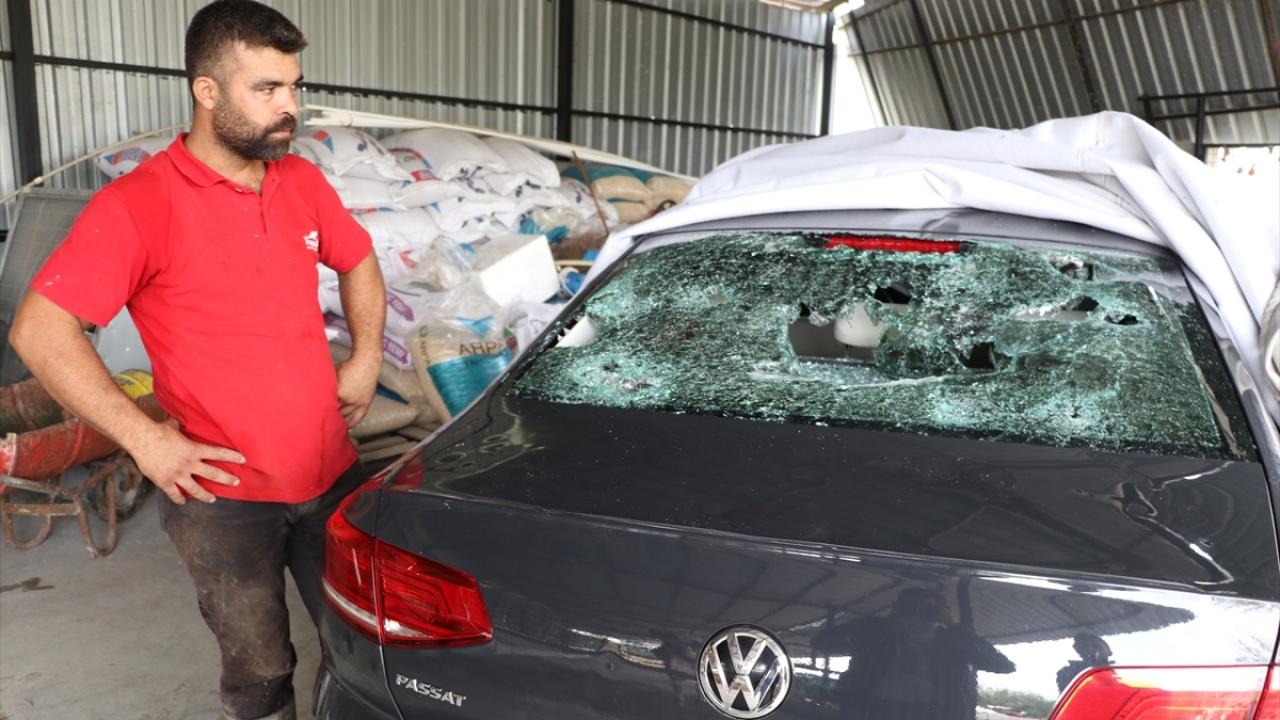 Mahalle sakinleri, doludan korumak için araçlarının üstünü karton, battaniye, halı gibi malzemelerle örttü. 