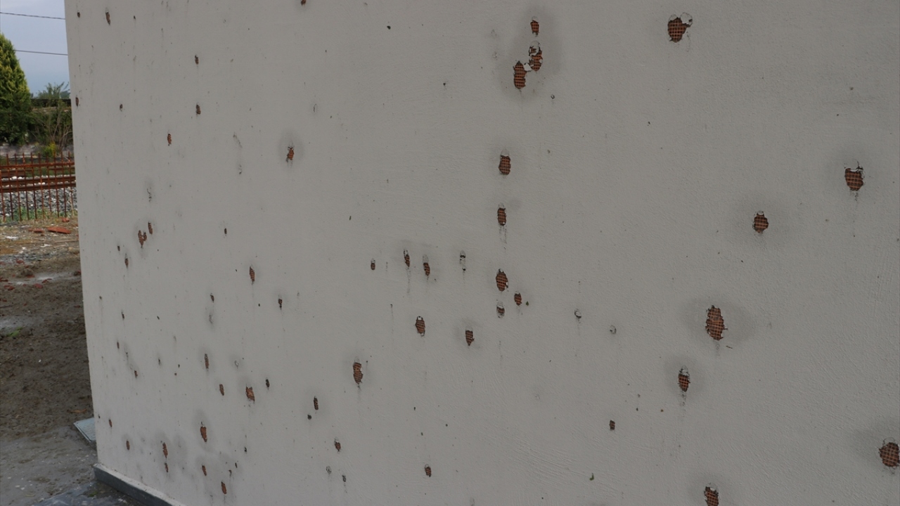 Ali Toprak ise çatıdaki kırıklar nedeniyle evine su girdiğini aktardı. 