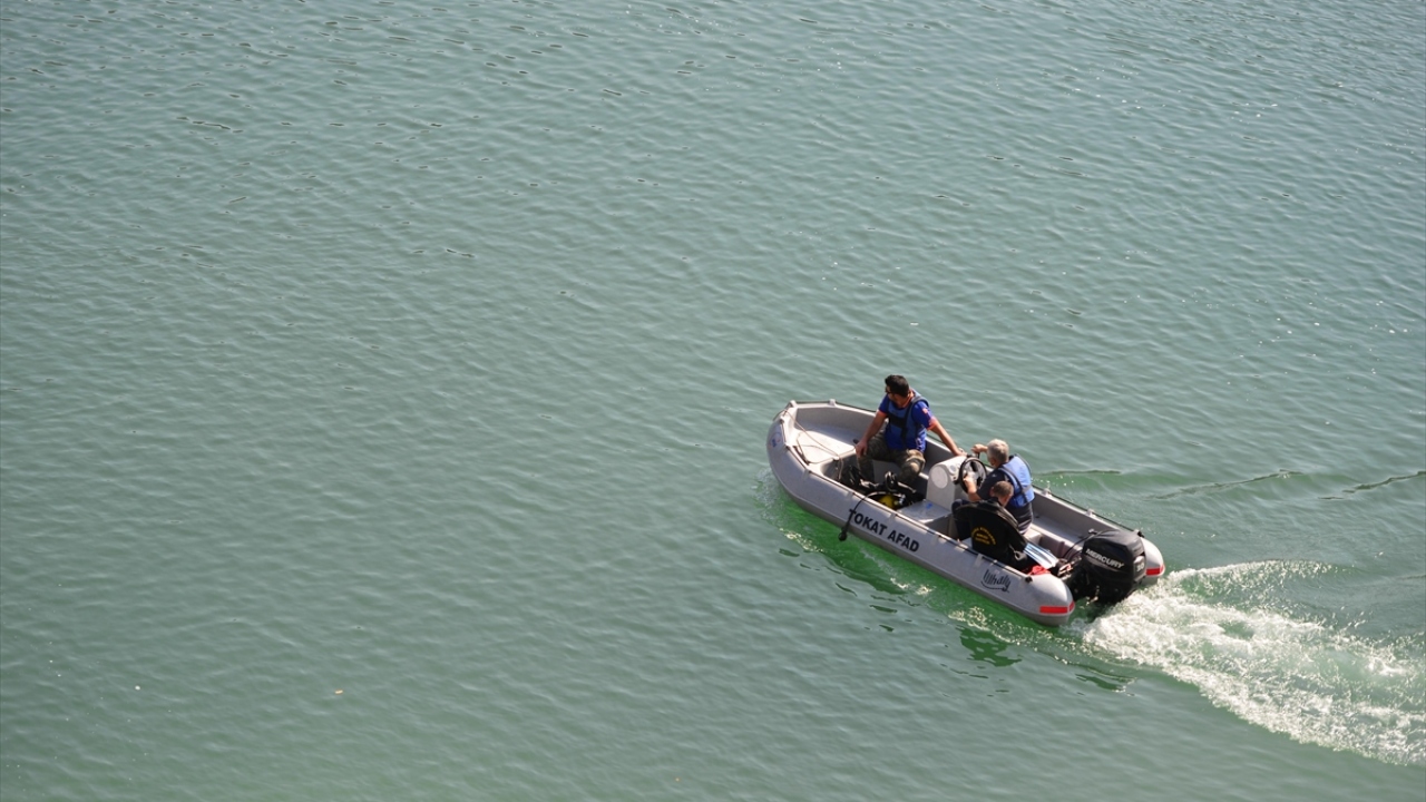 Başka illerden gelen teknik ekipler ile Sualtı Arama Kurtarma (SAK) timlerinin de katıldığı çalışmalara Tunceli`deki AFAD, emniyet ve jandarma personeli de destek veriyor. 