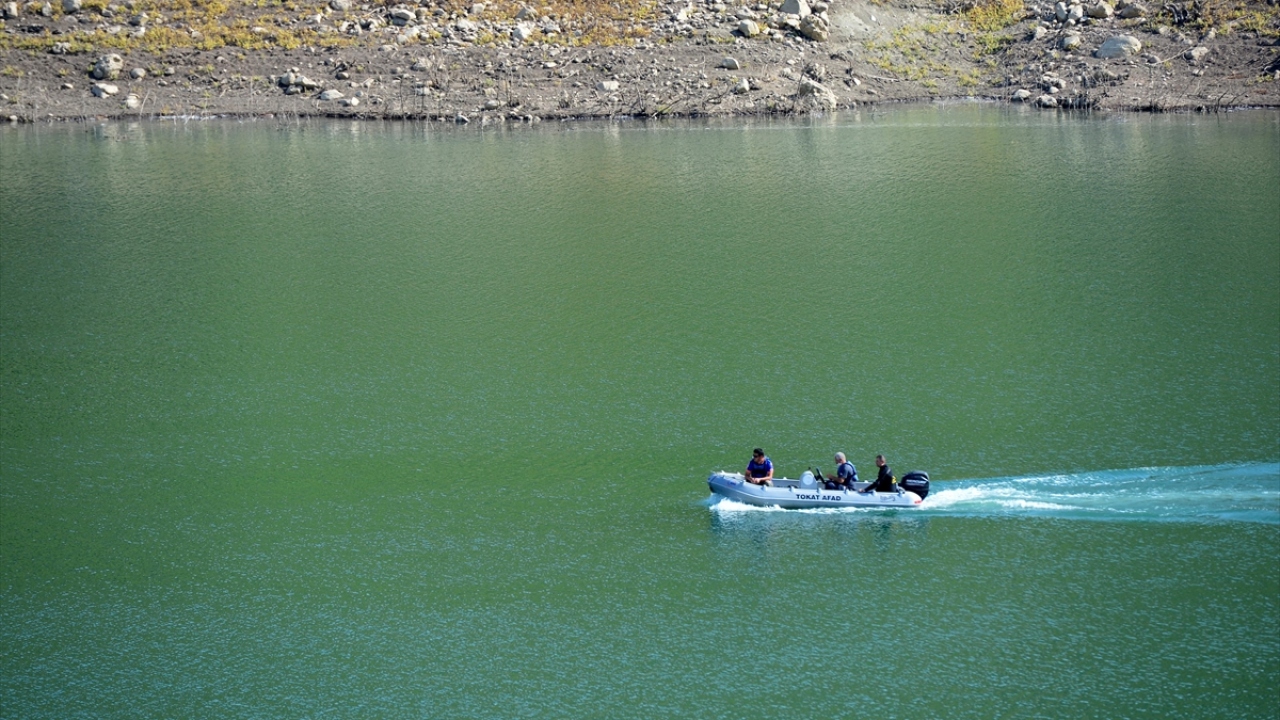 Özellikle Uzunçayır Baraj Gölü`nde ve baraj kapaklarının bulunduğu alanda yoğunlaştırılan çalışmalarda 8 bot, 3 su altı arama robotu ve 1 taramalı sonar cihazı kullanılıyor. 