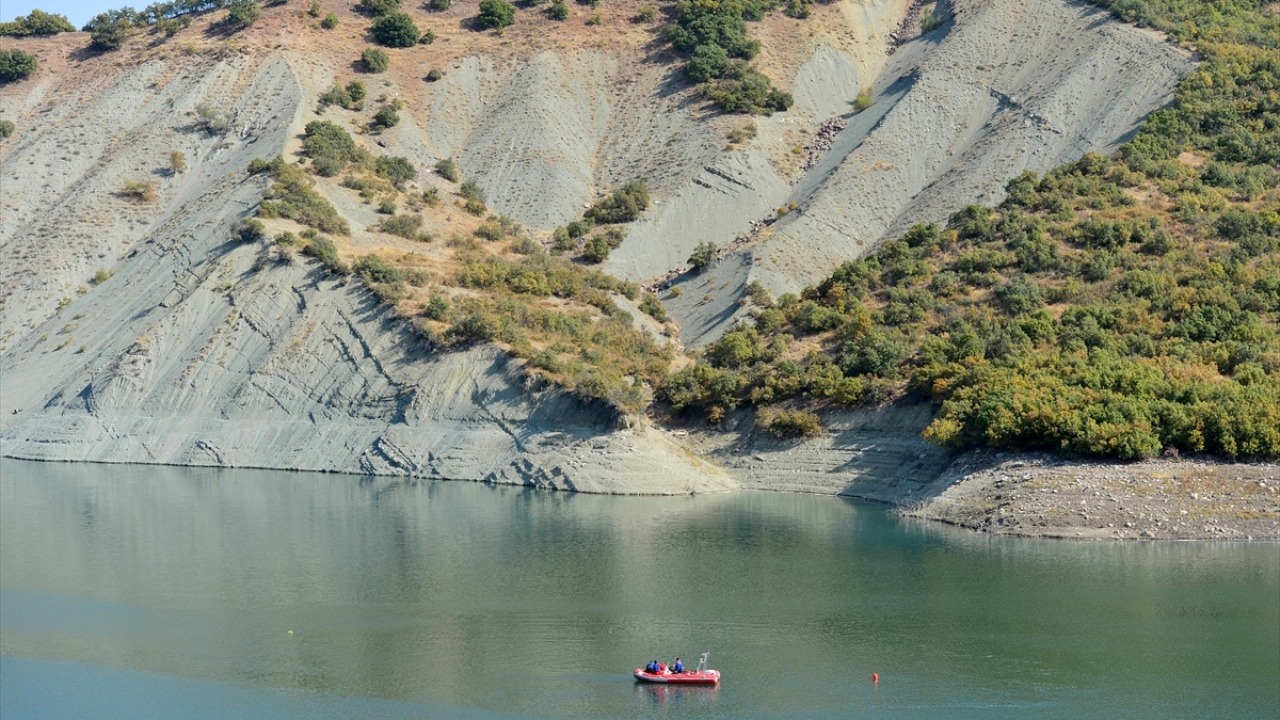 Baraj gölü yakınındaki Sarı Saltuk Viyadüğü`nde sürdürülen çalışmalar çerçevesinde ekipler, botlarla baraj gölünde ve kıyılarında, su altı arama robotu ile arama gerçekleştirdi. 