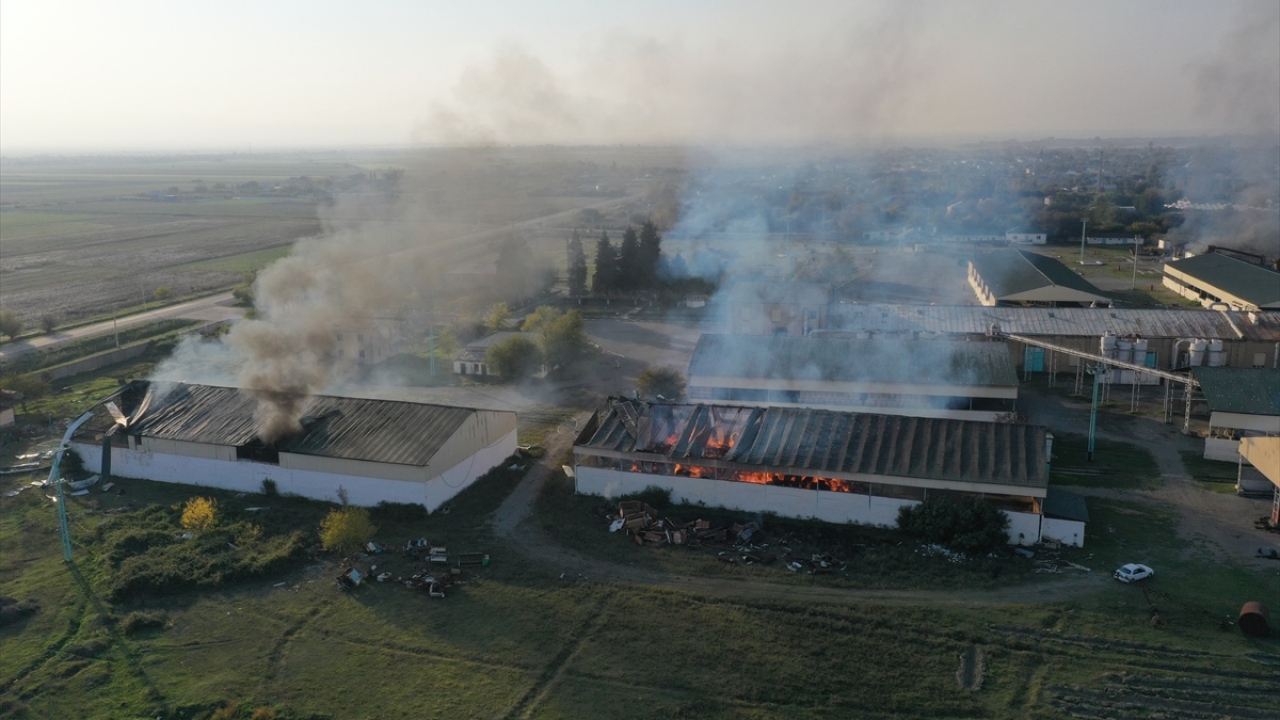 Fabrikanın depo bölümünde çıkan yangın devam ediyor. 