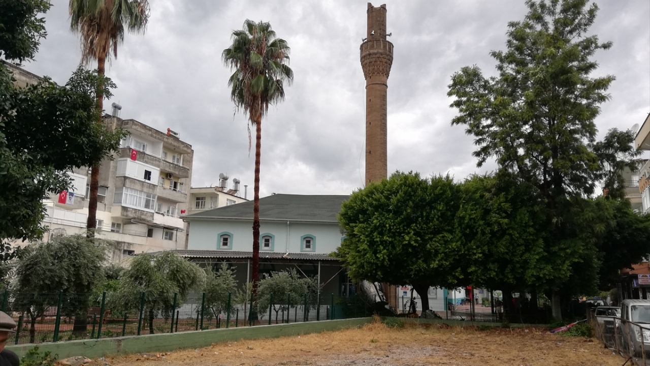 Kuvvetli rüzgar nedeniyle ilçedeki Yeni Camisi`nin minaresi yıkıldı, evlerin çatıları uçtu, araçlarda hasar oluştu. 