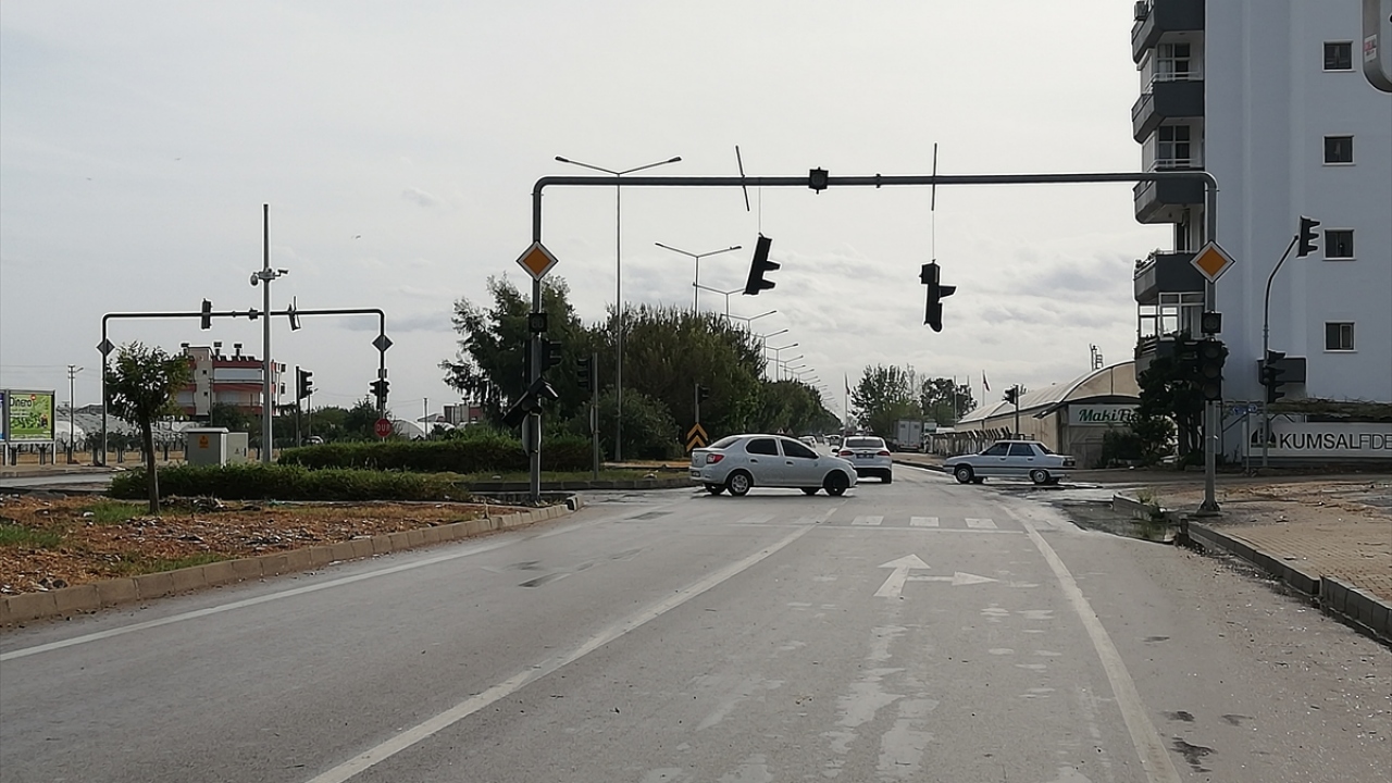 Öğle saatlerinde kuvvetli rüzgar ile birlikte aniden başlayan ve yaklaşık üç dakika süren dolu hayatı olumsuz etkiledi.