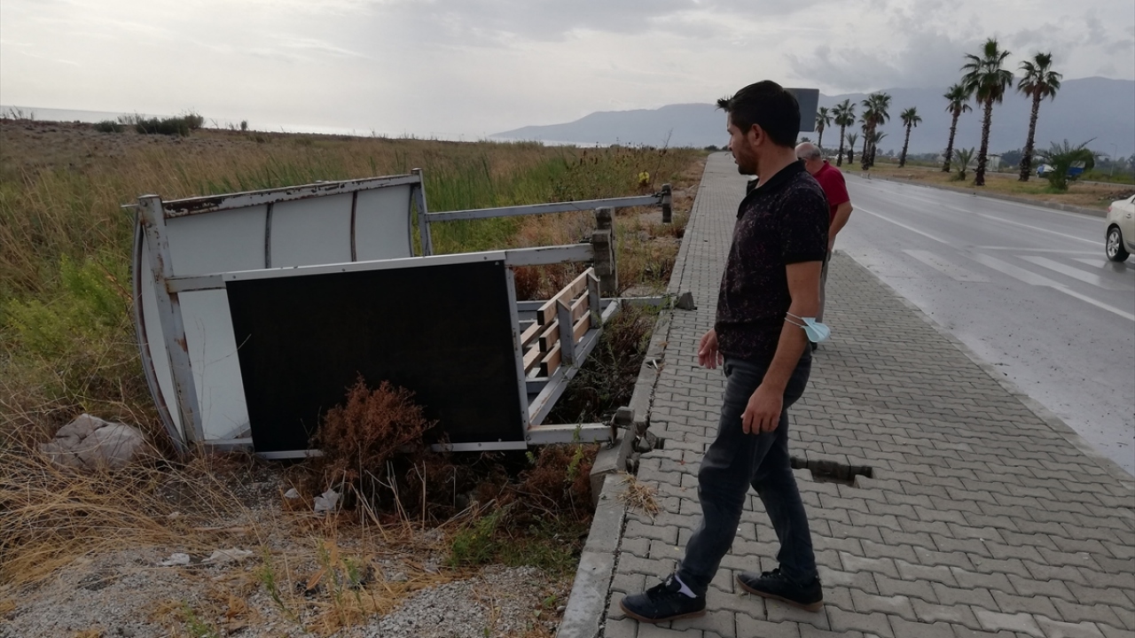 Devrilen otobüs durağının altında kalan kadın öldü