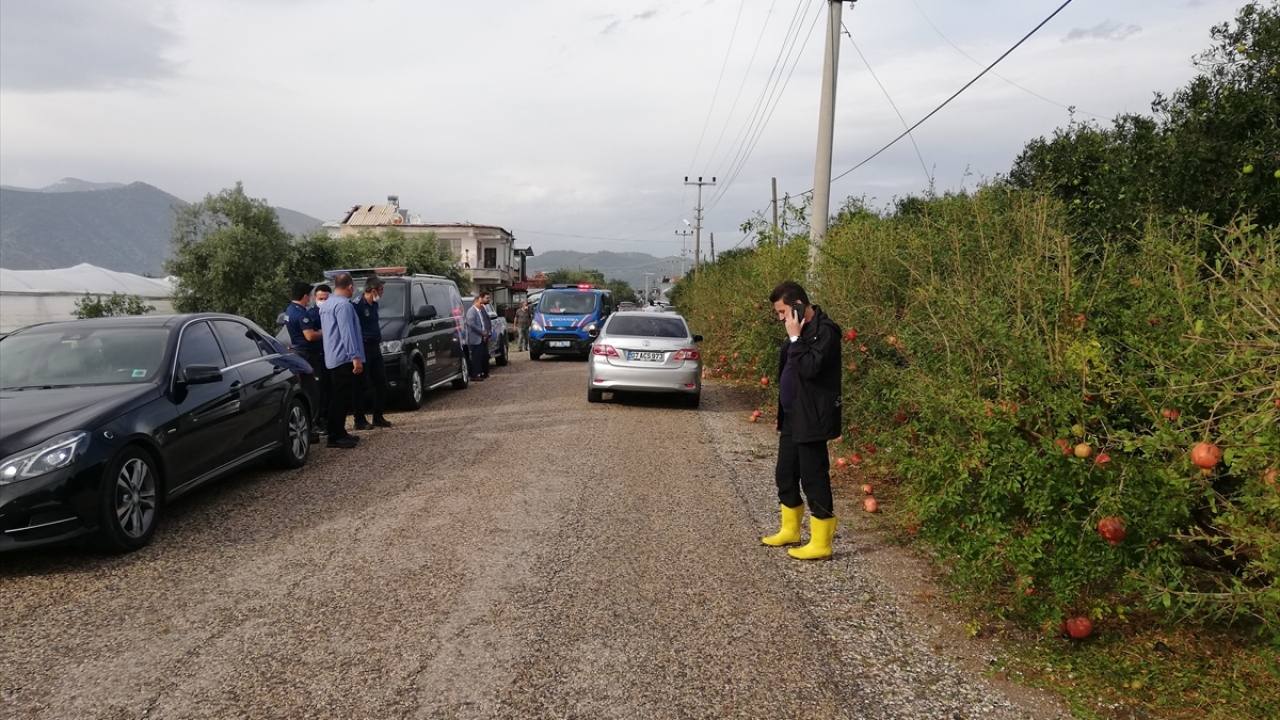 Kumluca Kaymakamı Uğur Kolsuz yaptığı açıklamada, rüzgar ile birlikte dolu yağışının ilçede can ve mal kayıplarına neden olduğunu söyledi.
