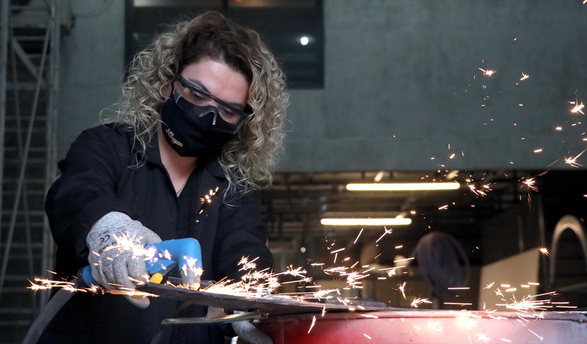 Panik atak rahatsızlığı nedeniyle 2002`de el işlerine ve sanata yönelen bir çocuk annesi Emek, rahatsızlığının sona erince metal işlemeye merak sardı. 