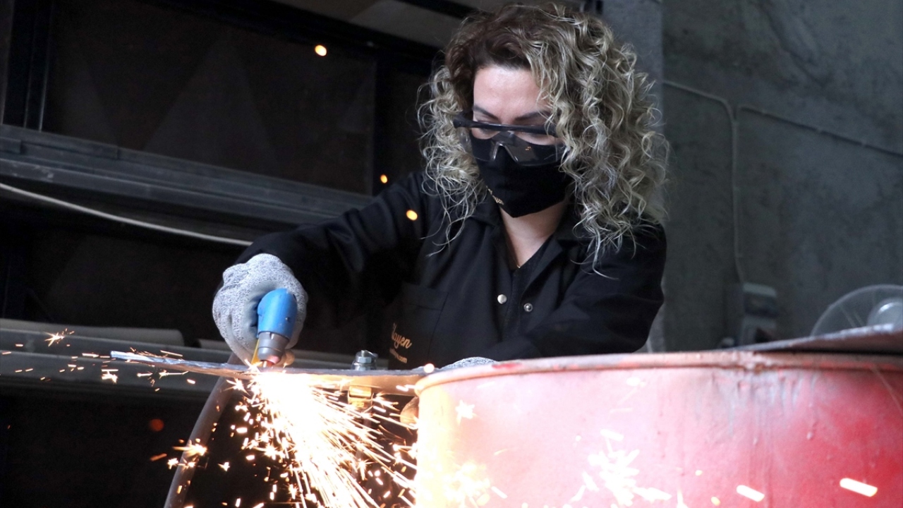 Hobisini belli bir süre sonra meslek olarak edinen ve atıklardan sanatsal eserler ortaya koyan Emek, 18 yıl boyunca çok sayıda çalışmayı tamamlayarak, mesleğini sürdürdü.