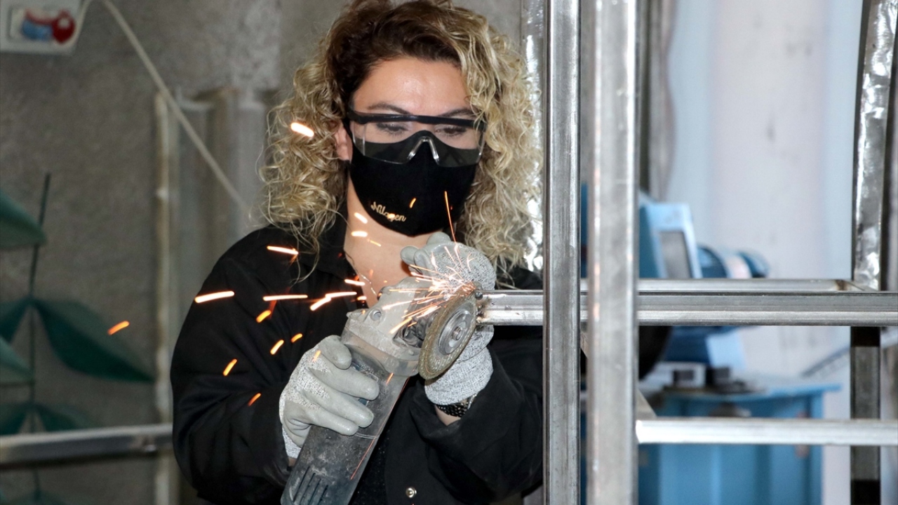 Gününün büyük çoğunluğunu sanayideki atölyesinde geçiren "metalin kraliçesi", çekiç, demir kesici, kaynak makinası ve örs gibi sanayi aletleriyle kadın elinin marifetlerini yansıtıyor.