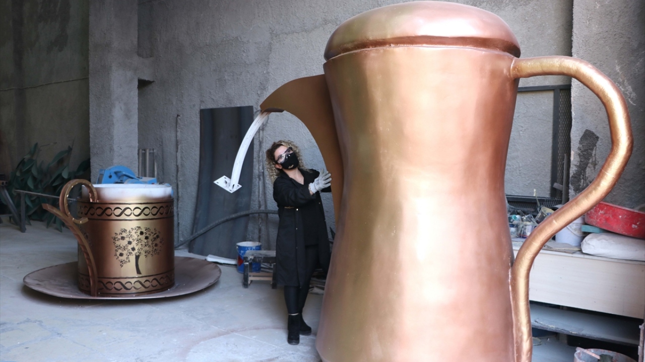 Kentte "Metaliche" adıyla bilinen Emek, atölyesinde demirci ustası, makine mühendisi, tasarımcı, mimar ve iç mimar olmak üzere 5 kişiye de istihdam sağlıyor. 