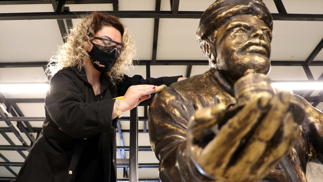 Emek, yaptığı açıklamada, metalin soğuk duran ama sıcakla şekil alan, kendi hikayesini oluşturan bir madde olduğunu söyledi. 