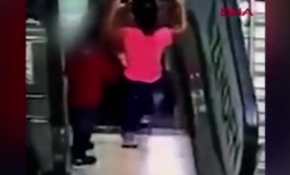 Rusya'da iki çocuk yürüyen merdivenlerden düştü