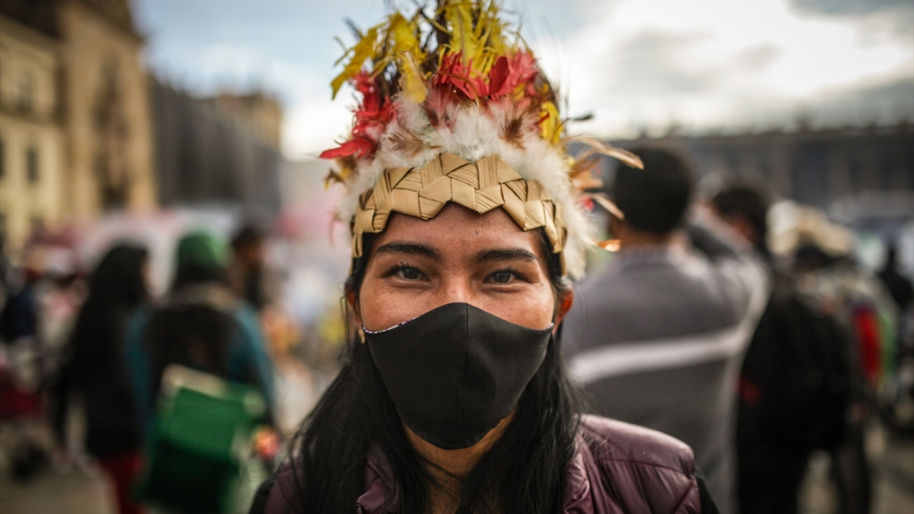 Şiddet olaylarının kendi bölgelerine sıçraması ve giderek artması üzerine harekete geçen yerliler, devlet başkanı ile görüşme taleplerini sürdürdü. Gösteriye katılan çok sayıda yerli Kolombiya Adalet Sarayı`na yürüdü.