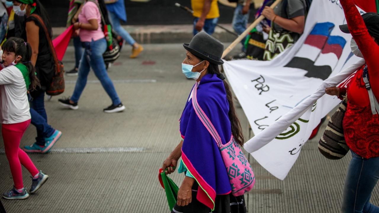 Farklı topluluklardan yaklaşık 8,000 yerli, karavanlarıyla Cauca departmanındaki Caloto semtinden yola çıkarak Bogota`ya geldi. 