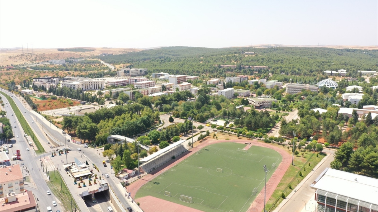 Kanser tedavisinde kullanılacak ilaçların üretileceği tesisin kurulum projesi için martta Gaziantep Üniversitesi ile İpekyolu Kalkınma Ajansı tarafından imzalar atıldı.