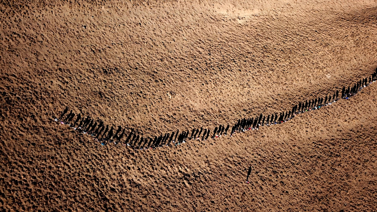 Avrupalı Seçkin Destinasyonlar Projesi (EDEN) kapsamında "Mükemmeliyet Ödülü" alan 2 bin 250 rakımlı göl, doğal güzellikleri, temiz havası ve eşsiz manzarasıyla insanları cezbediyor. 