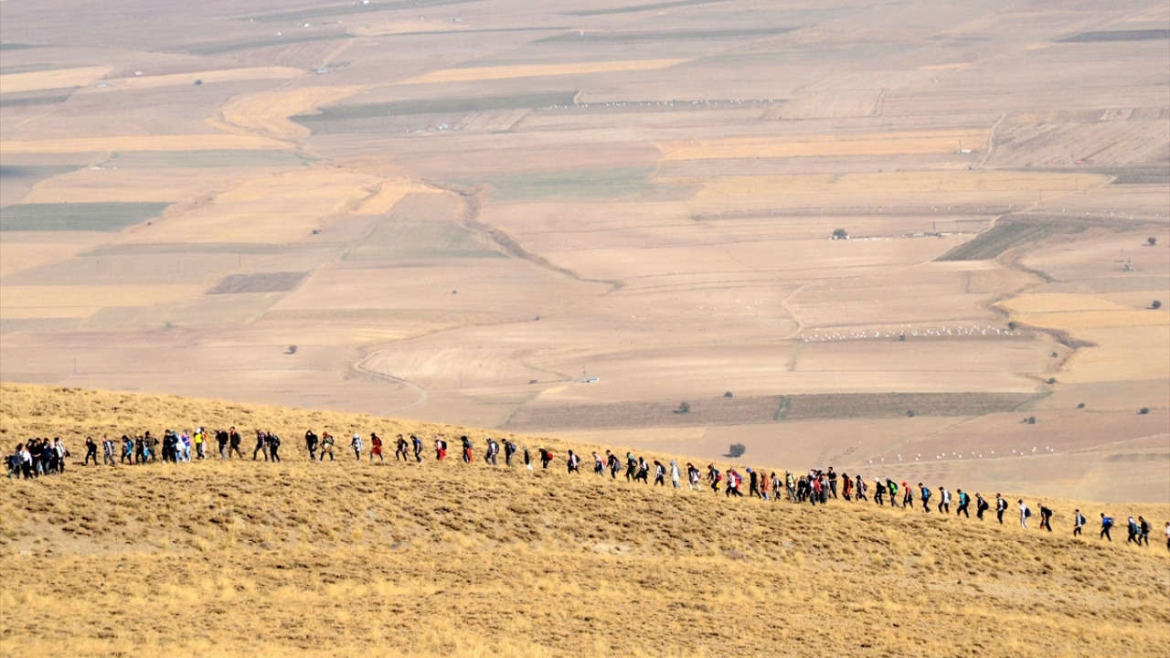 Sonbaharın renk cümbüşünün gölün maviliğiyle birleşerek eşsiz manzaraya sahne olduğunu belirten Demez, Covid-19 sürecinde uzun süre etkinlik yapamadıkları için doğayı özlediklerini anlattı. 