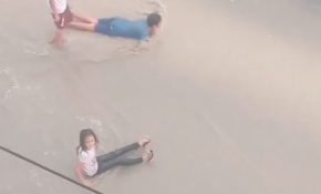 Mersinli çocuklar yağmurun tadını böyle çıkardı