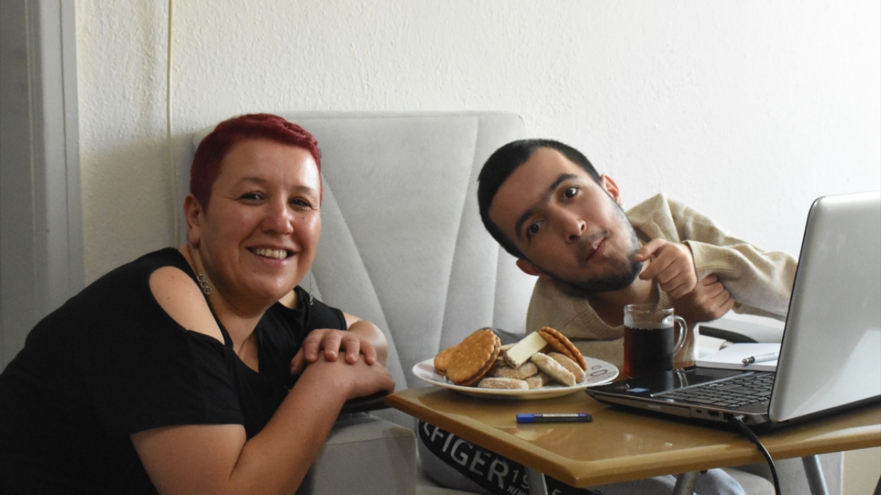 Babasının yoğun işleri nedeniyle daha çok annesinin ilgilendiği Abdullah, annesi Birdane Akyıldız`ın sırtında okula taşıması sayesinde ilkokulu başarıyla bitirdi.