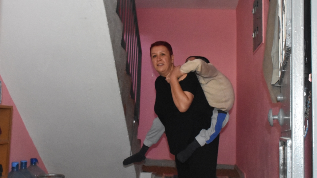 Devletin verdiği akülü araç sayesinde ortaokul ve liseye giderken az da olsa rahatlayan genç, hem okuldaki hem de apartmanlarındaki katları annesinin sırtında inip çıktı. 