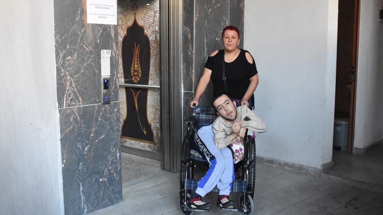 Hayali olan üniversiteye, Akdeniz Üniversitesi Teknik Bilimler Meslek Yüksekokulu Bilgisayar Programcılığı Bölümünü kazanarak ulaşan Abdullah Akyıldız, yeni tip koronavirüs (Covid-19) tedbirleri nedeniyle henüz okuluna kavuşamadı.