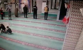 Babanın oğluna camiyi sevdirmek için oynadığı oyun kamerada