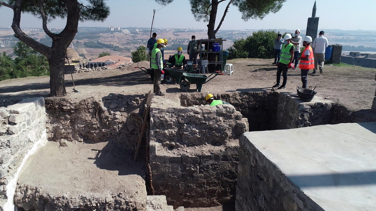 `Hamamda kanallar vasıtasıyla sıcak su sarayın mekanlarına dağıtılmış`